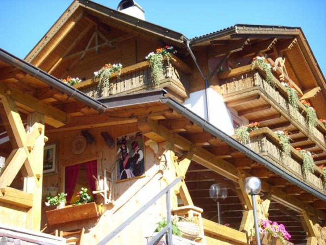 Albergo Garni' Laura Baselga di Pine Exterior photo